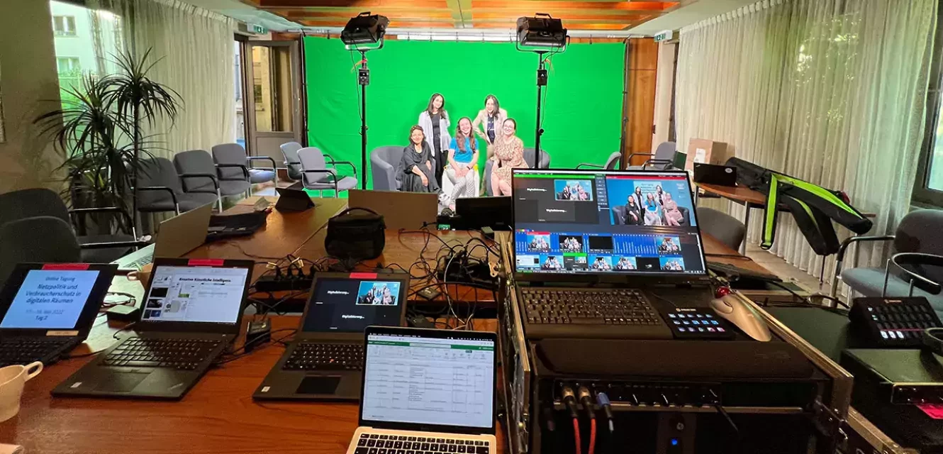 Mabat Team vor Green Screen mit viel Technik, Laptops und Scheinwerfern