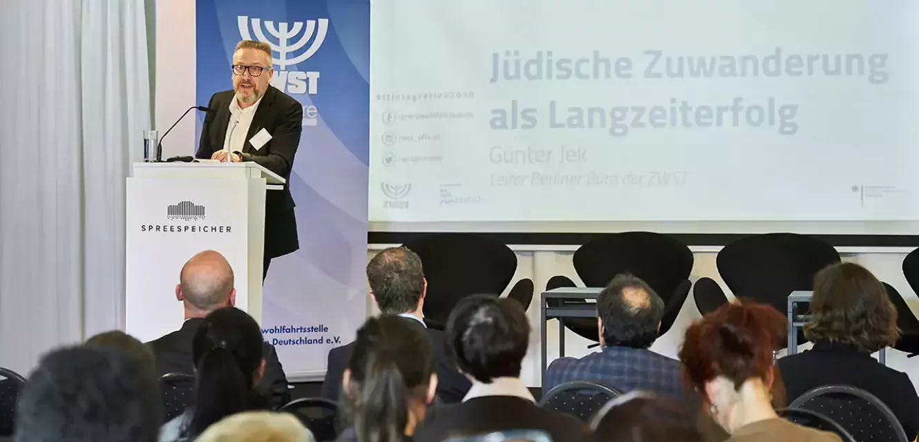 Günter Jek spricht vor Publikum