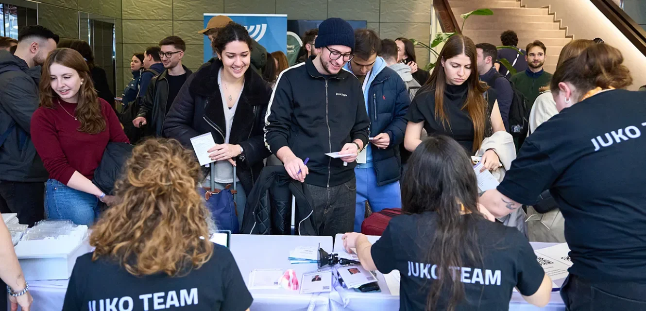 Eine Gruppe junger Menschen