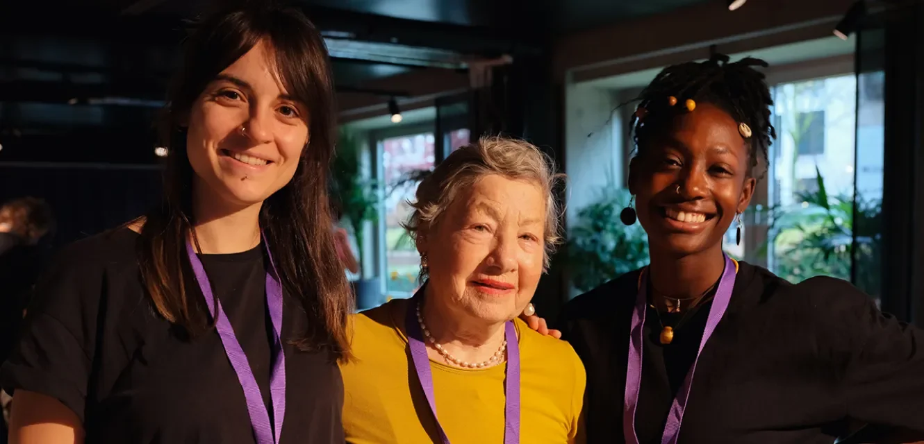3 Frauen unterschiedlichen Alters lachen in die Kamera