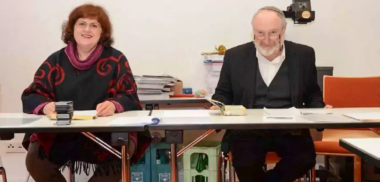 Frau und Mann an einem Tisch nebeneinander