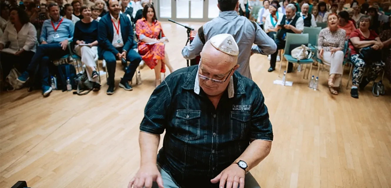 Mann spielt vor Publikum Klavier