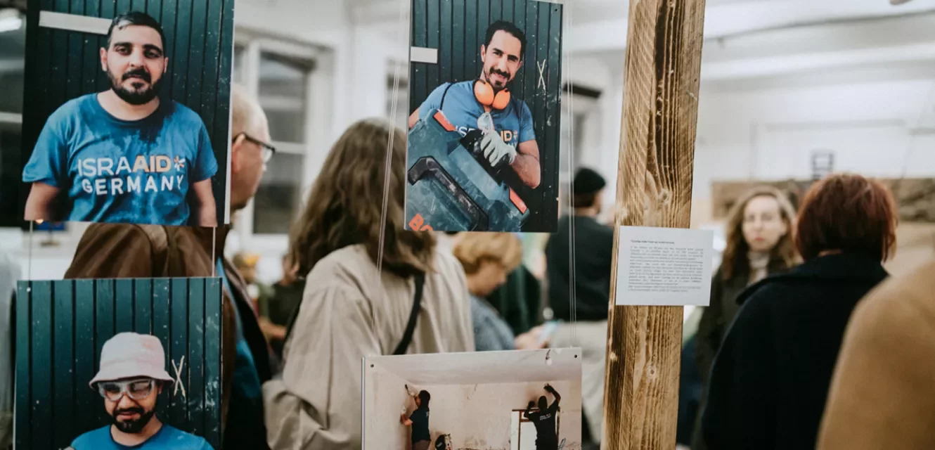 Ausstellungsraum mit Fotos