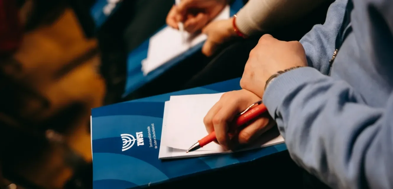 Seminarsituation, Hände mit Stiften und Arbeitsmappen