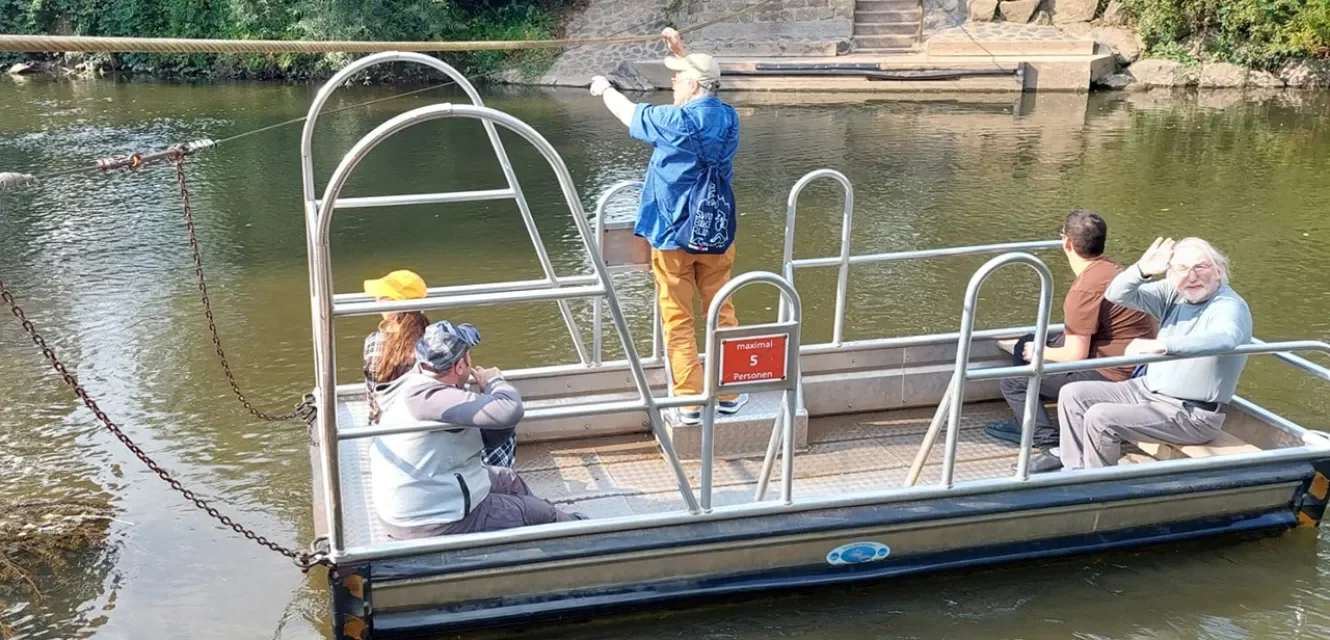 Menschen auf einem Floß auf einem Fluss