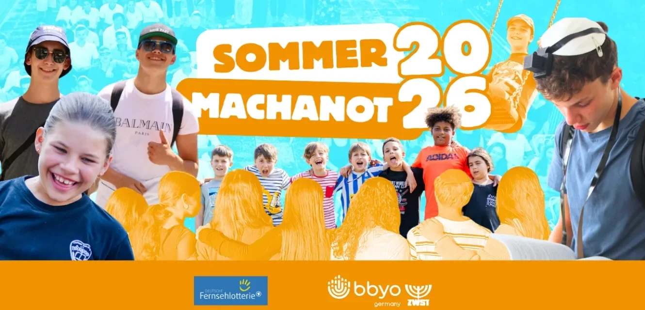 Kinder, die spielen, lesen und schaukeln