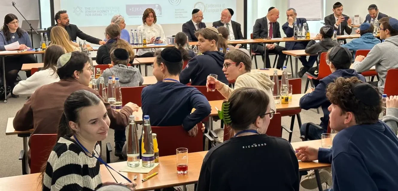 Kinder an Tischen sprechen miteinander