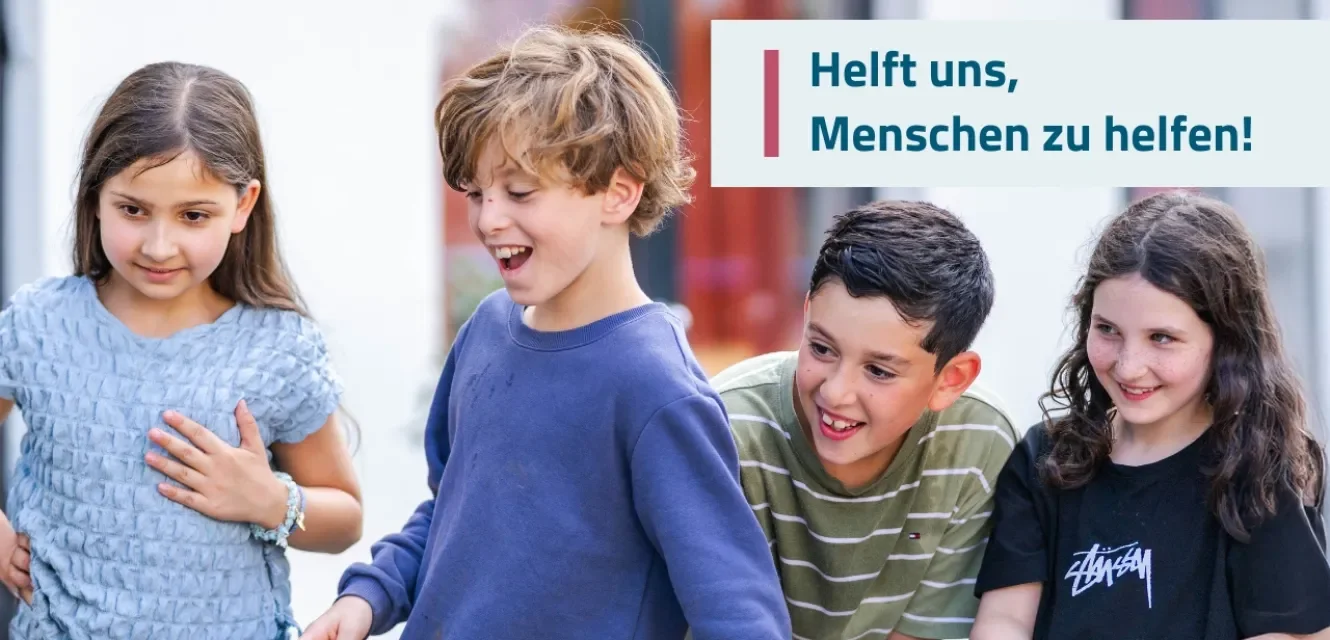 Vier Kinder spielen miteinander