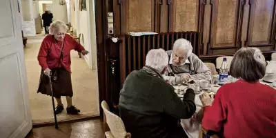 Senior:innen treffen sich zum Kaffee