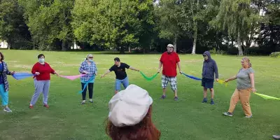 Menschen in einem Park im Kreis