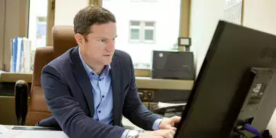 Aron Schuster im Büro