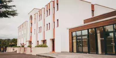 Die Fassade des Max-Willner-Heims in der Seitenansicht