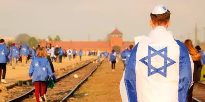 Junge mit Israel Fahne in Auschwitz