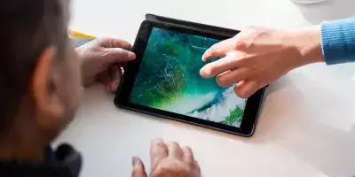 Zwei Menschen am Tablet