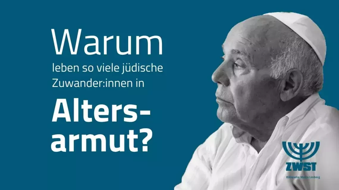 Jüdischer älterer Mann mit Kippa vor blauem Hintergrund