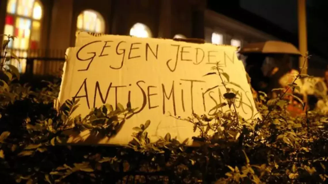 Schild gegen Antisemitismus