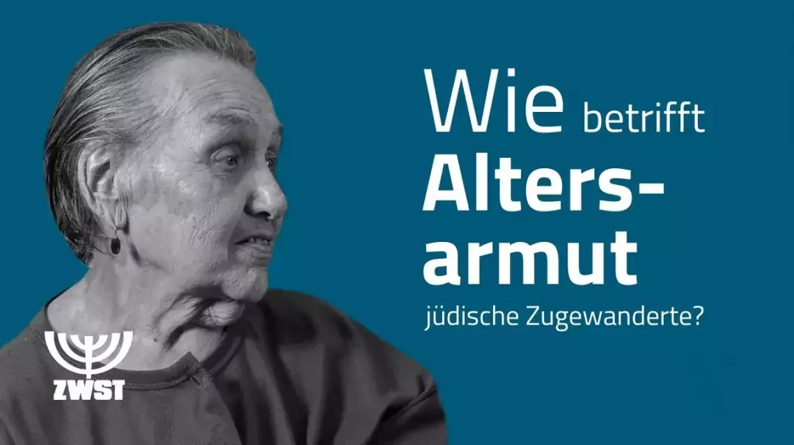 Ältere Frau vor blauem Hintergrund