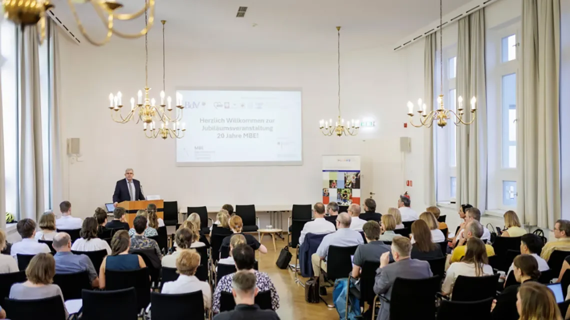 Dr. Michael Griesbeck, Vizepräsident des Bundesamtes für Migration und Flüchtlinge (BAMF), eröffnet feierlich die Veranstaltung zu 20 Jahren Migrationsberatung für erwachsene Zugewanderte in Berlin