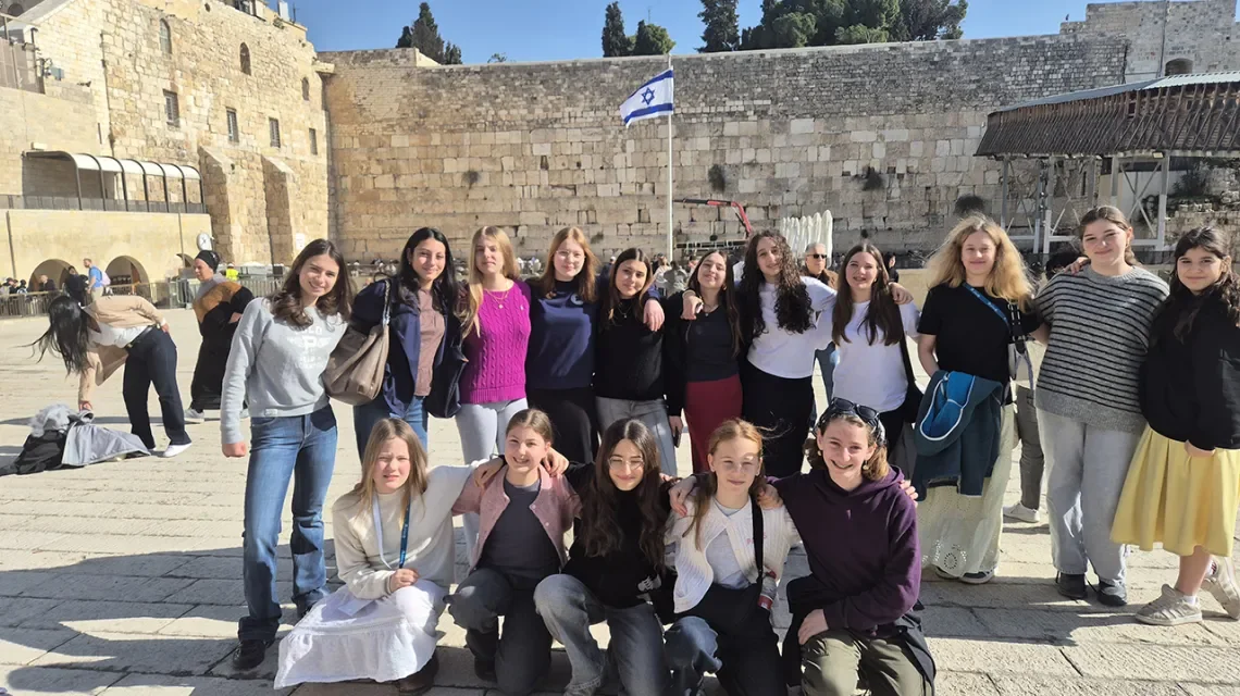 Eine Gruppe junger Mädchen vor der Klagemauer