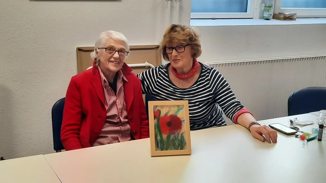 Zwei Damen mit einem Gemälde