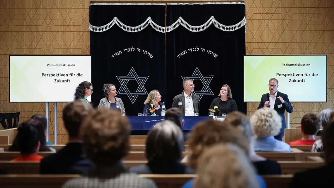 Blick auf eine Podiumsdiskussion