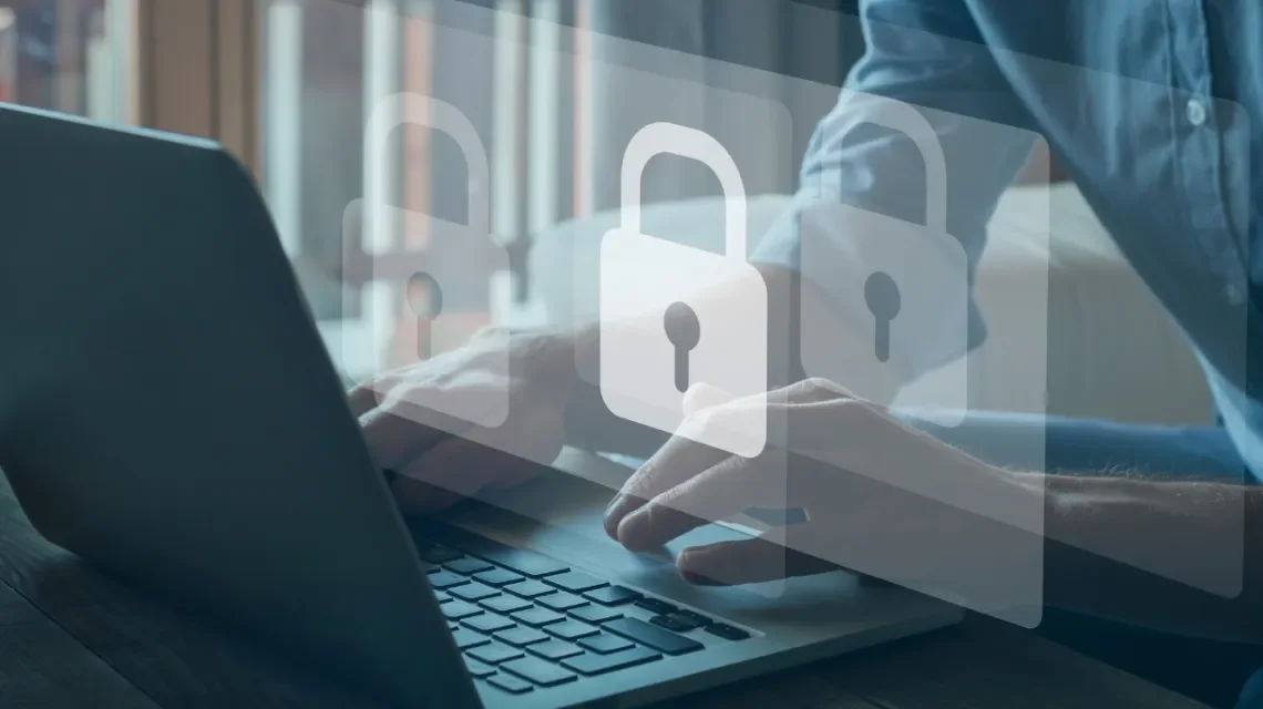 Ein digitales Schloss vor einem PC