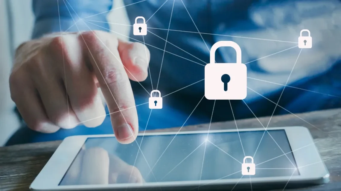 Ein Mensch bedient ein Tablet