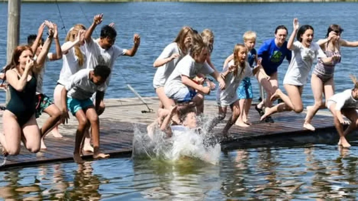 Kinder springen in einen Seee