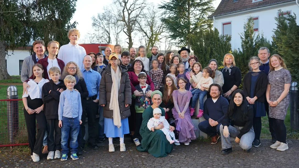 Eine Gruppe Menschen unterschiedlichen Alters