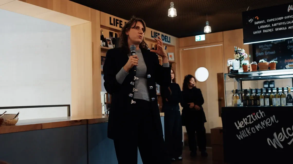 Ricarda Theiss spricht in ein Mikrofon