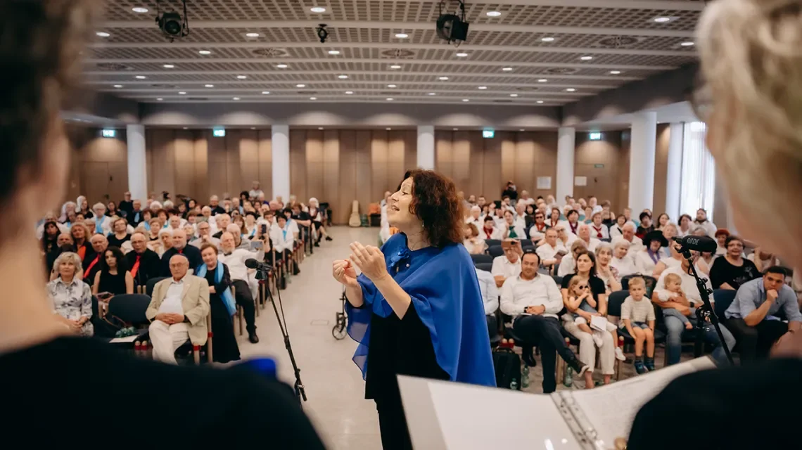 Dirigentin vor Publikum