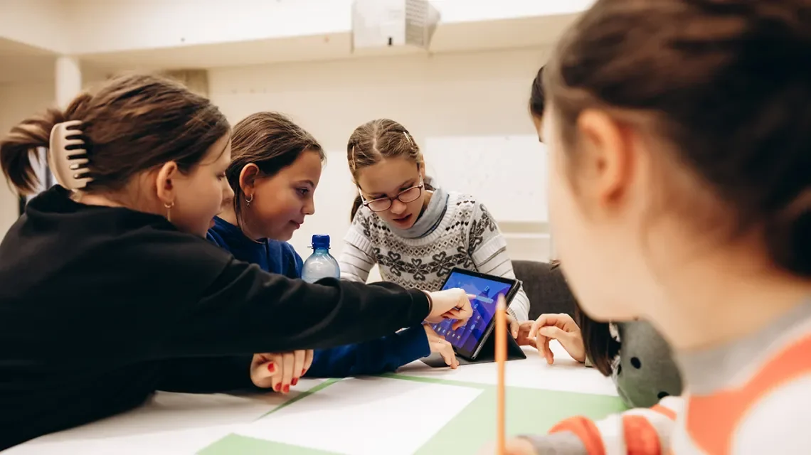 Junge Mädchen sitzen an einem Bildschirm