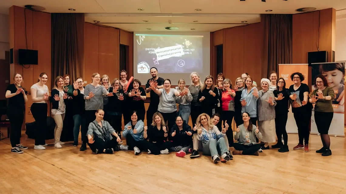 Eine Gruppe gut gelaunter Tagungsteilnehmenden