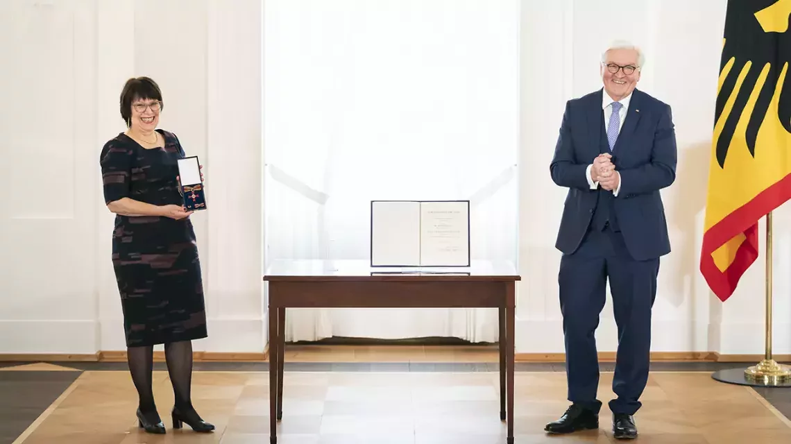 Noemi Staszewski und Bundespräsident Steinmeier im Schloss Bellevue