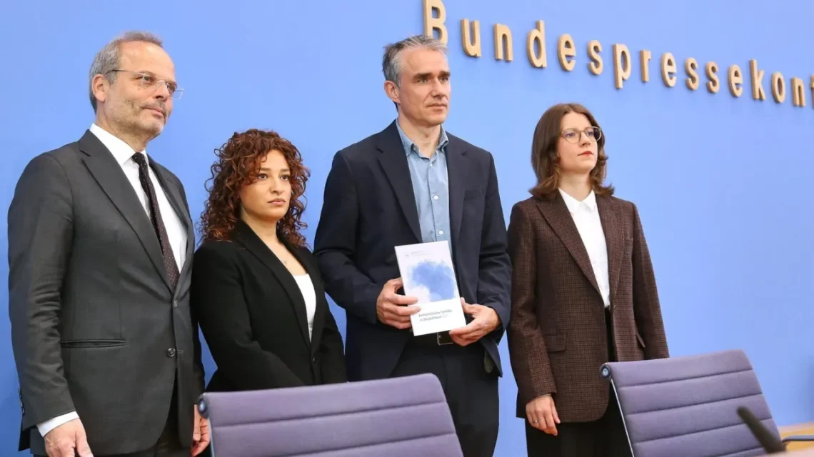 Vorstellung des Jahresbericht Antisemitische Vorfälle in Deutschland: Felix Klein, Beauftragter der Bundesregierung für den Kampf gegen Antisemitismus, Laura Cazés, Zentralwohlfahrtsstelle der Juden in Deutschland, Benjamin Steinitz, geschäftsführender Vorstand des Bundesverbands RIAS, Bianca Loy, wissenschaftliche Referentin beim Bundesverband RIAS