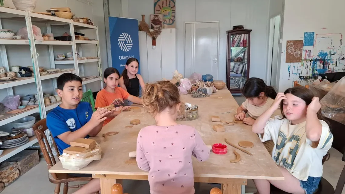 Eine Gruppe Kinder bei kreativer Beschäftigung