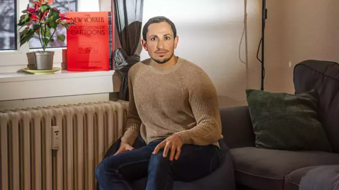 Shlomo (30) in seinem Berliner Wohnzimmer, in das er häufig Jüdinnen und Juden einlädt.