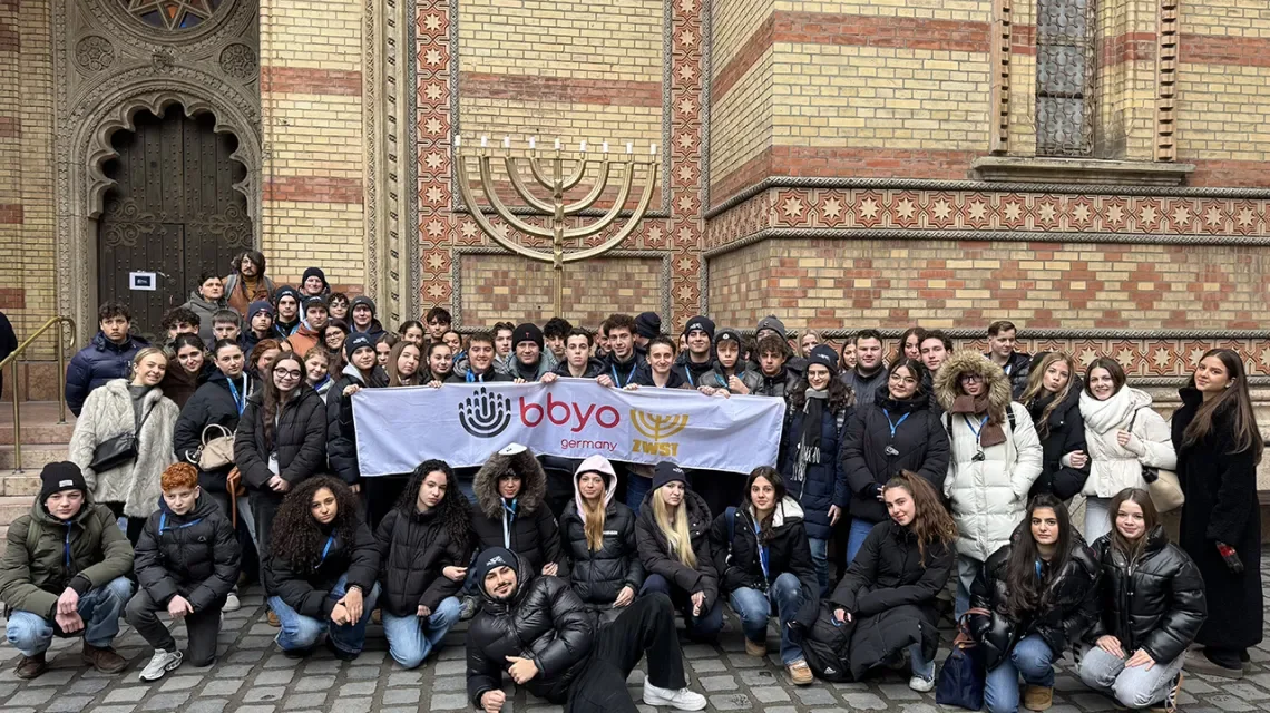 Eine Gruppe Jugendlicher vor einer Synagoge