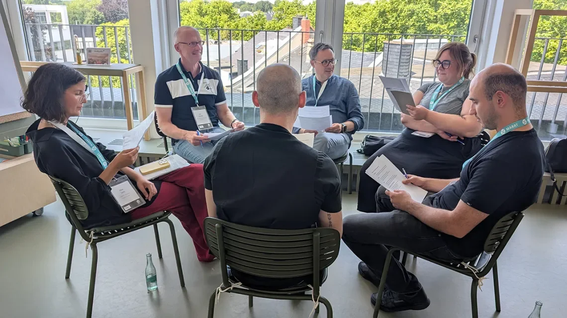 Arbeitsgruppe spricht in einem Stuchlkreis