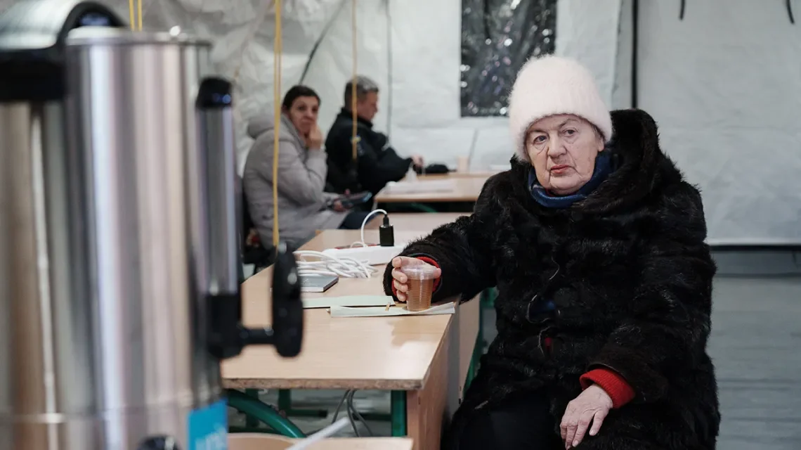 Ältere Menschen in einem Wärmezelt