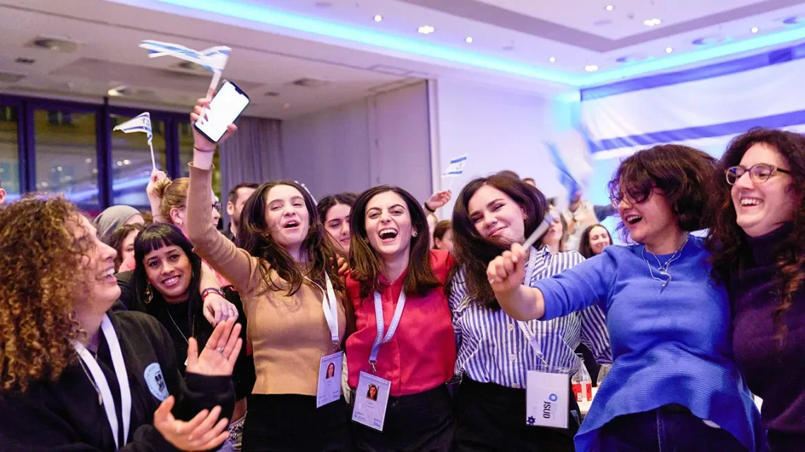 Junge Menschen tanzen Arm in Arm