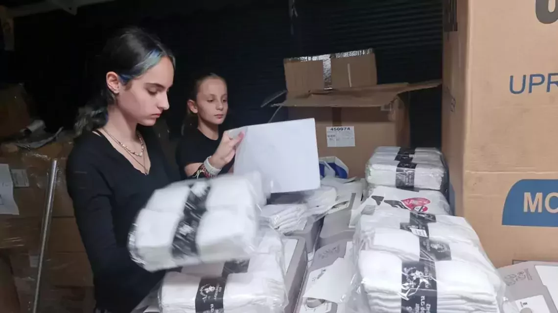 Zwei Frauen packen Pakete zusammen