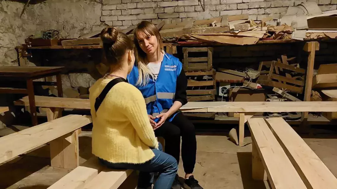 Zwei Frauen unterhalten sich