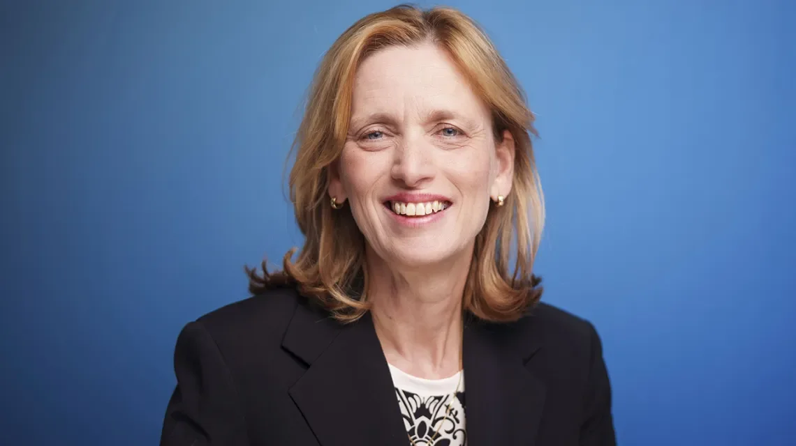 Portrait von Bundesministerin Karin Prien