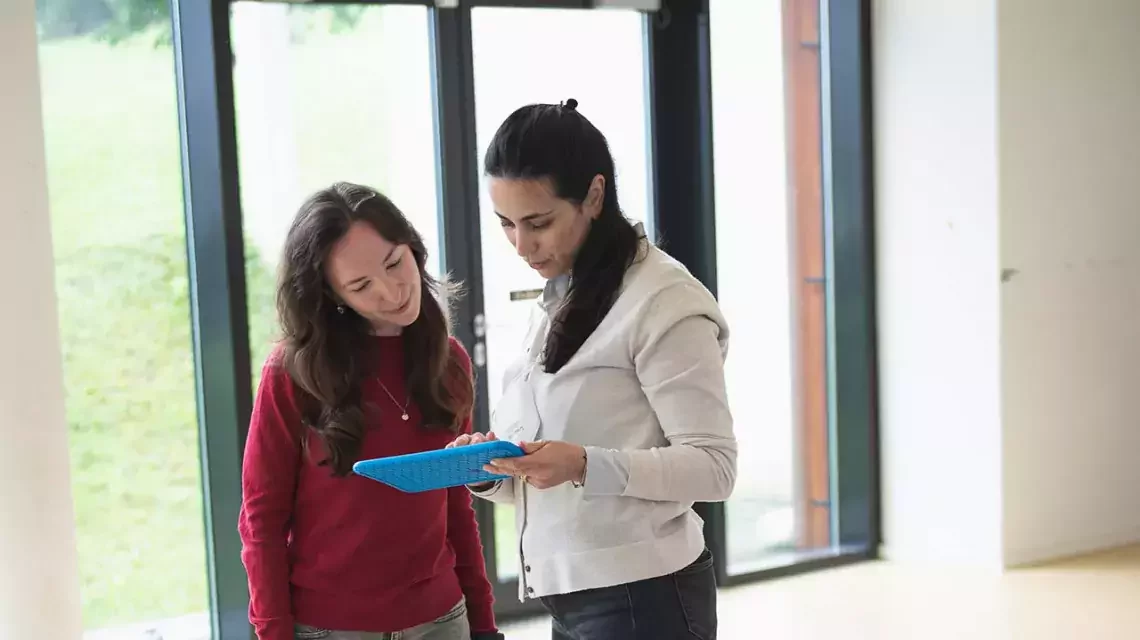 Zwei junge Frauen am Tablet