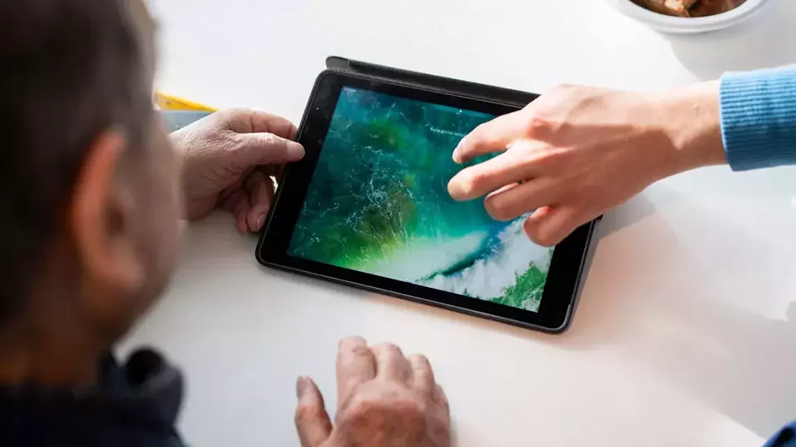 Zwei Menschen am Tablet