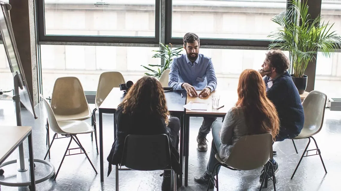 Teambesprechung in hellem Büro