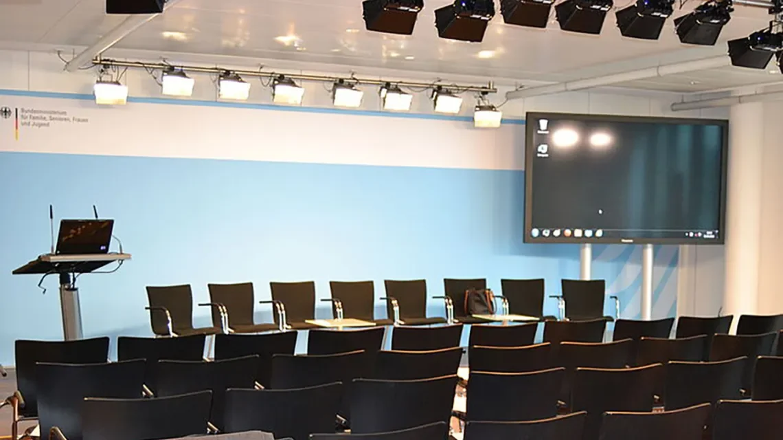 Leerer Pressesaal mit Rednerpult