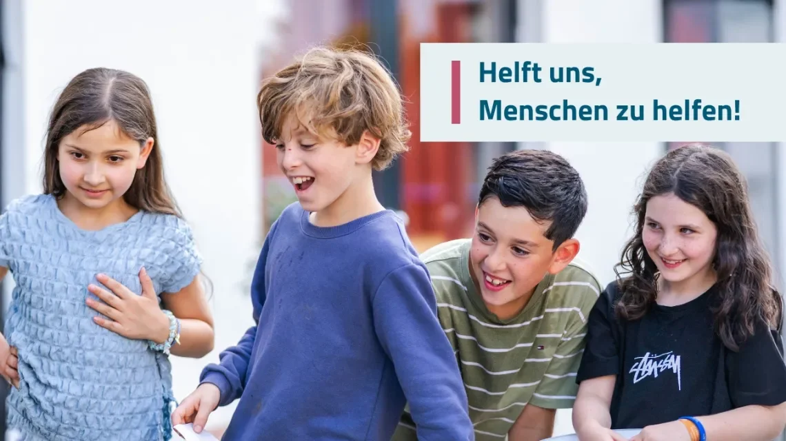Vier Kinder spielen miteinander